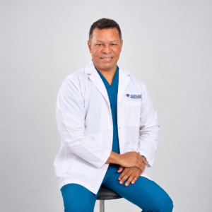 Dr. Miguel Ángel Olivardía Moreno, oftalmólogo oculoplástico en Consultorios Médicos San Judas Tadeo